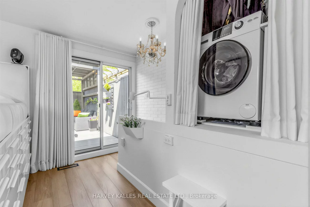 210, Gerrard, Moss Park, Toronto