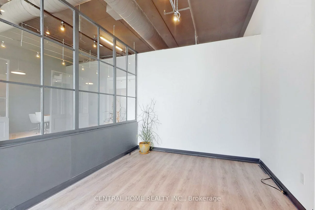 130, Queens, Waterfront Communities C8, Toronto