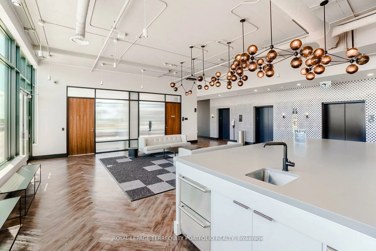 130, Queens, Waterfront Communities C8, Toronto