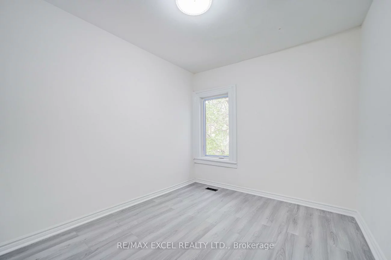 300, Gerrard, Cabbagetown-South St. James Town, Toronto