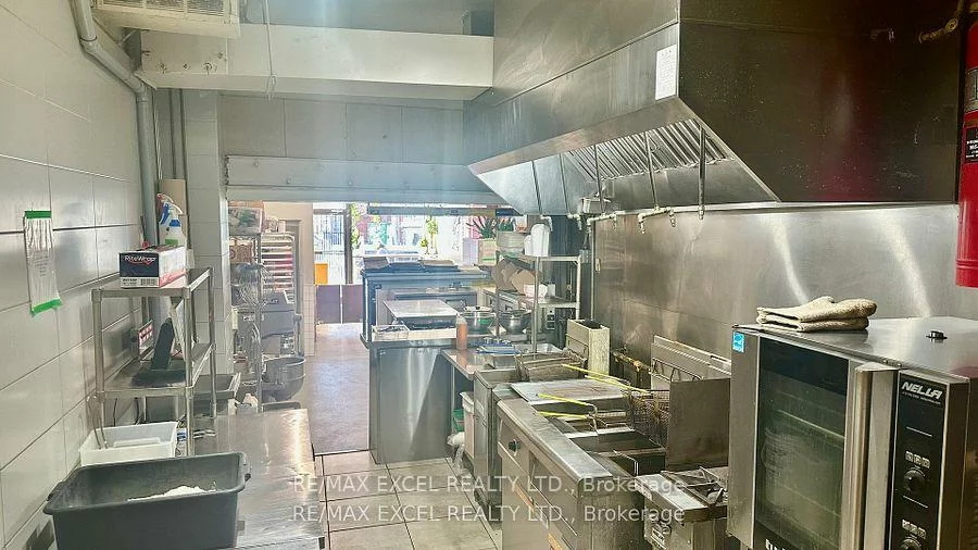 1112, Queen, Little Portugal, Toronto