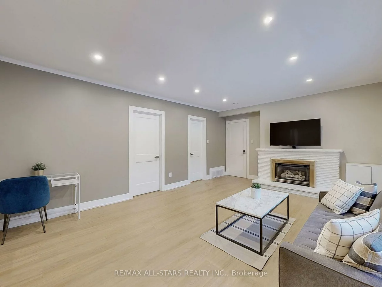 105, Betty Ann, Willowdale West, Toronto