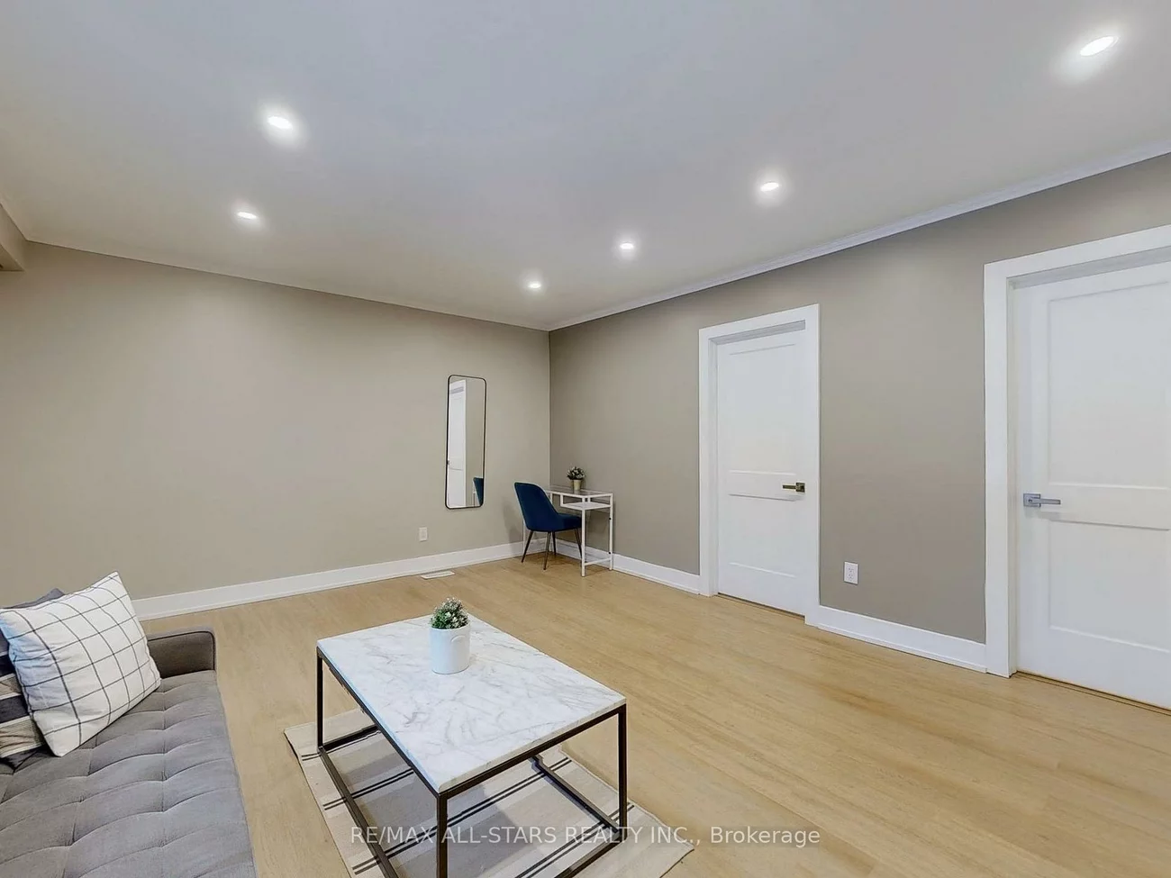 105, Betty Ann, Willowdale West, Toronto