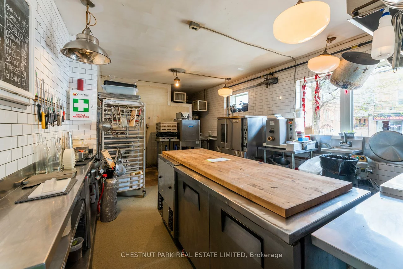 923, Dundas, Trinity-Bellwoods, Toronto