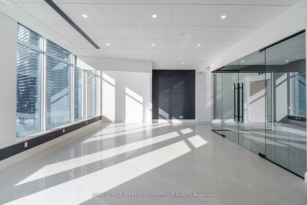 130, Queens, Waterfront Communities C8, Toronto