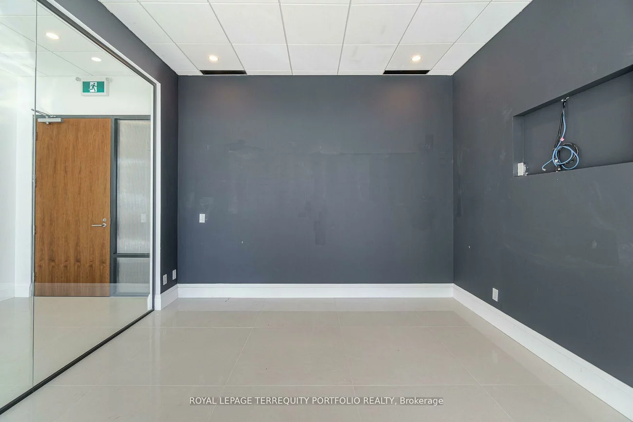 130, Queens, Waterfront Communities C8, Toronto