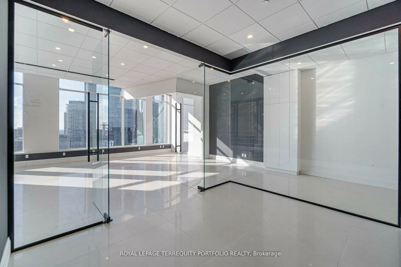 130, Queens, Waterfront Communities C8, Toronto
