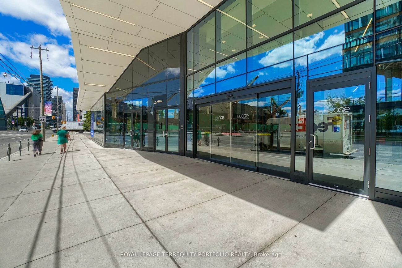 130, Queens, Waterfront Communities C8, Toronto