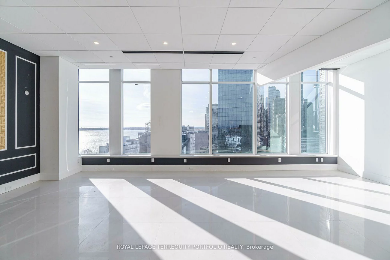 130, Queens, Waterfront Communities C8, Toronto