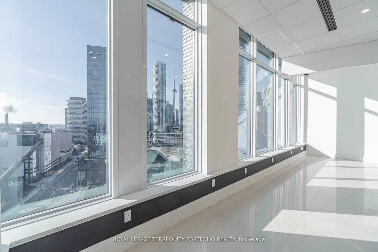 130, Queens, Waterfront Communities C8, Toronto