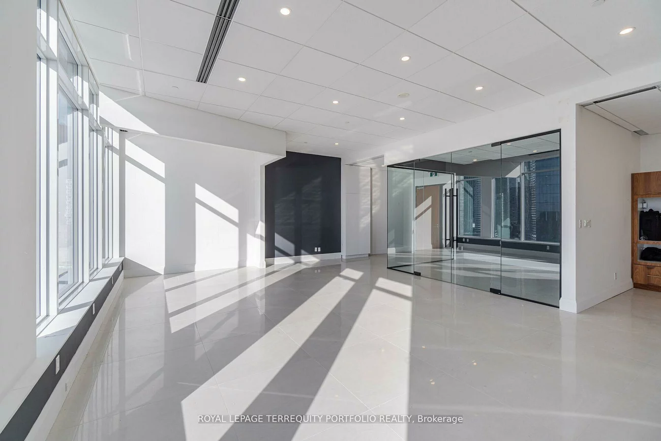 130, Queens, Waterfront Communities C8, Toronto