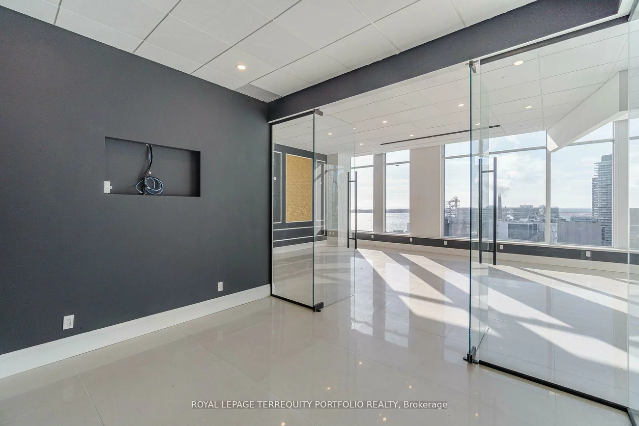 130, Queens, Waterfront Communities C8, Toronto