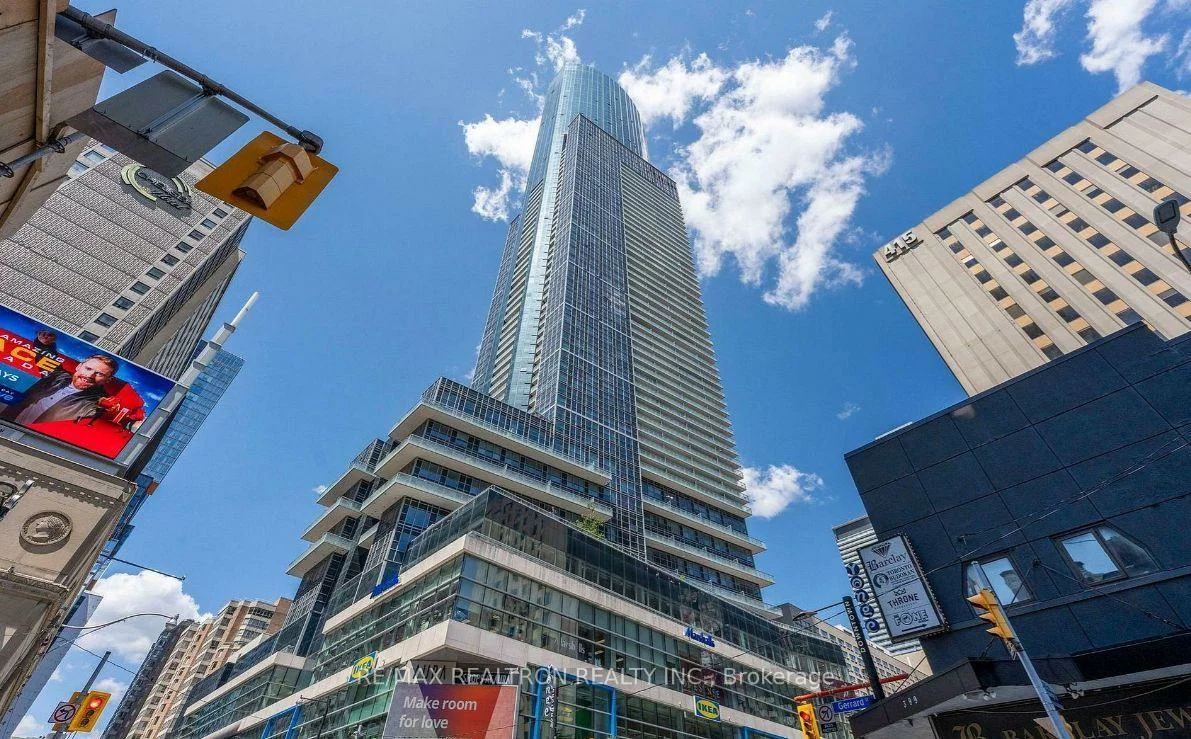 384, Yonge, Bay Street Corridor, Toronto
