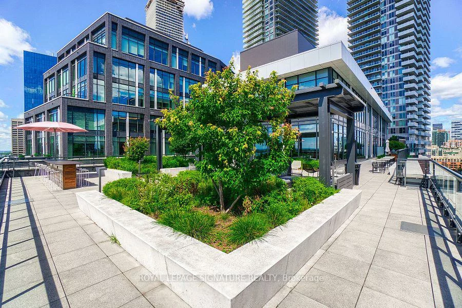 130, Queens, Waterfront Communities C8, Toronto
