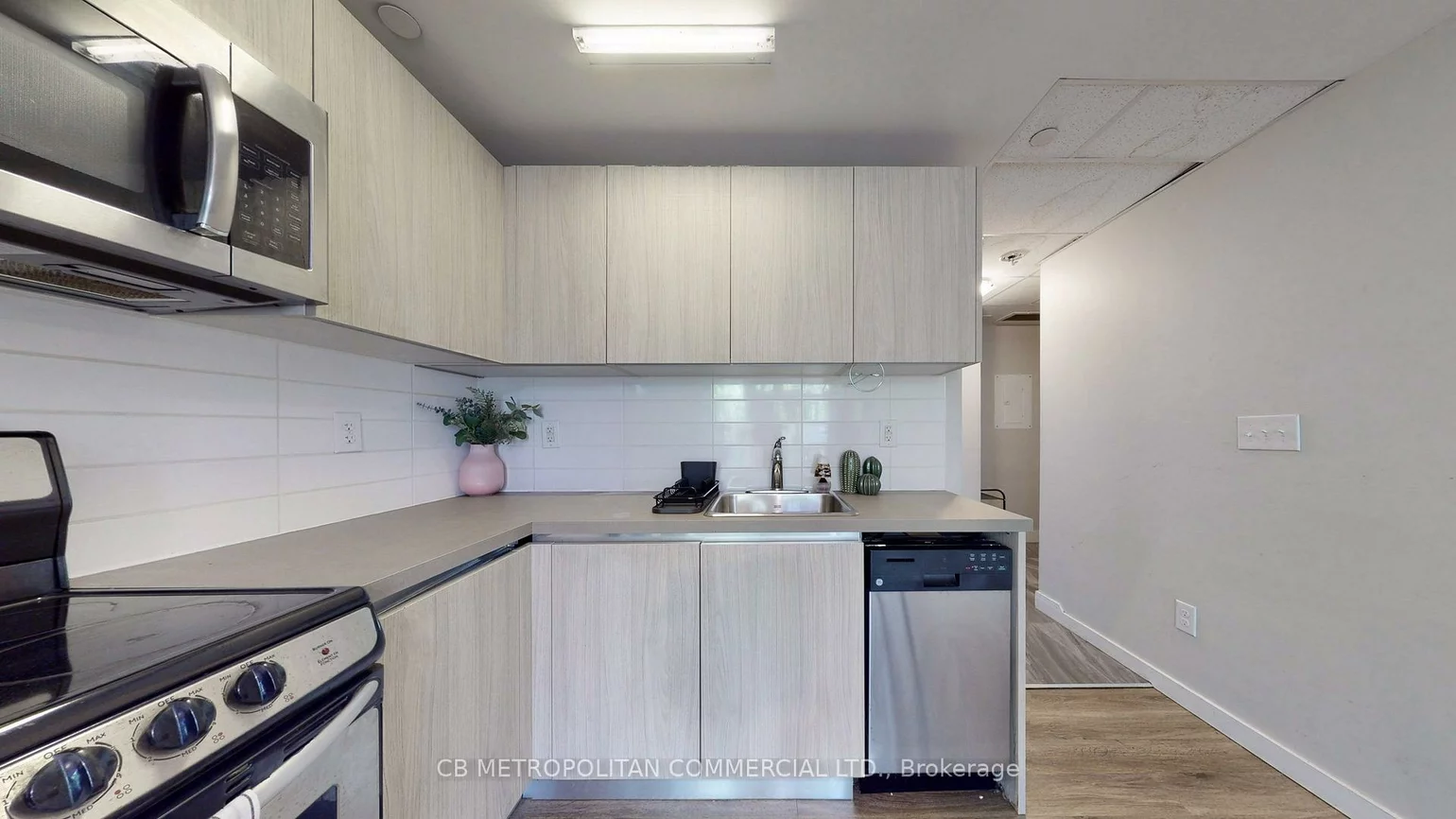 335, College, Kensington-Chinatown, Toronto