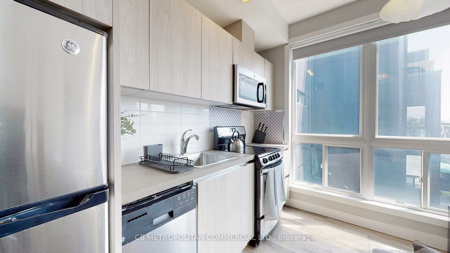 335, College, Kensington-Chinatown, Toronto