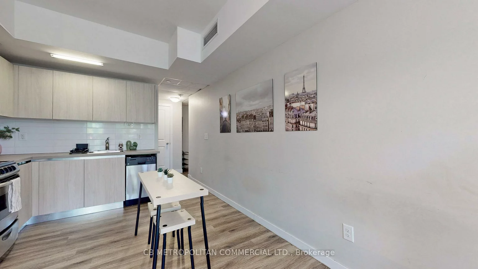 335, College, Kensington-Chinatown, Toronto