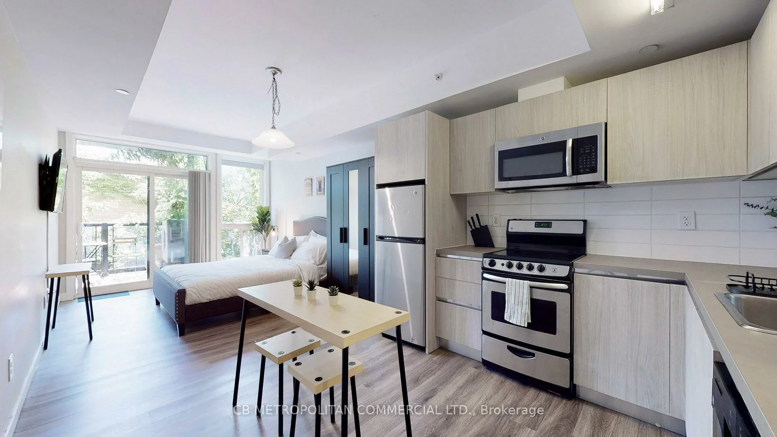 335, College, Kensington-Chinatown, Toronto