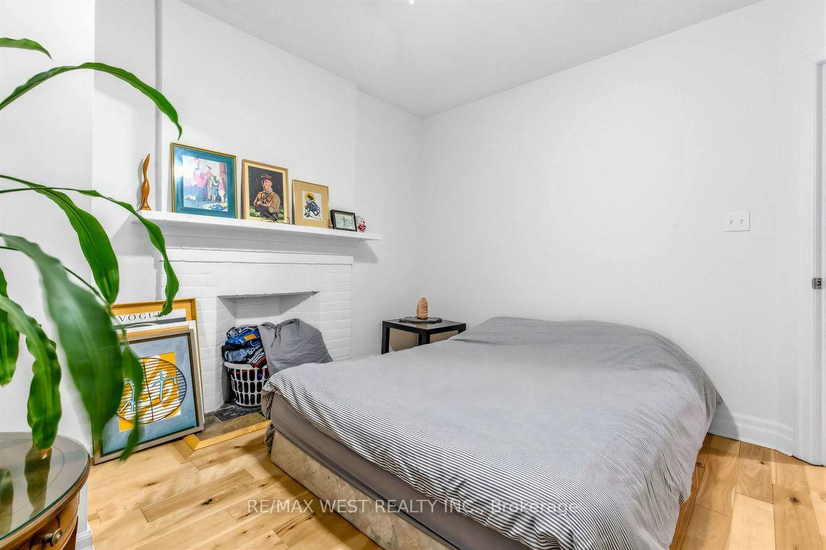 90, Oxford, Kensington-Chinatown, Toronto