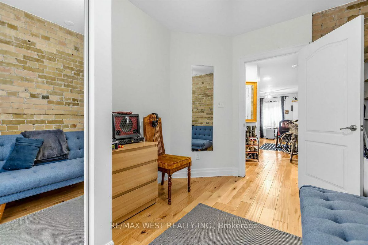 90, Oxford, Kensington-Chinatown, Toronto