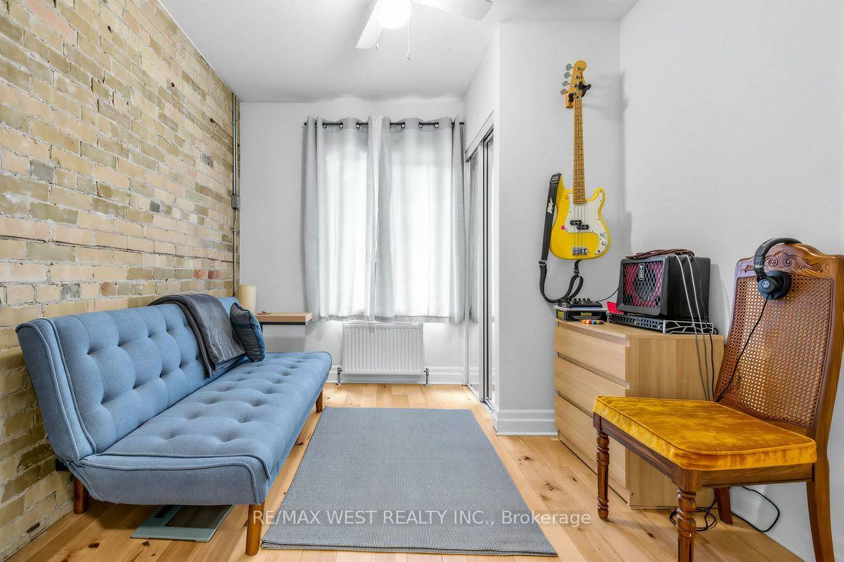 90, Oxford, Kensington-Chinatown, Toronto