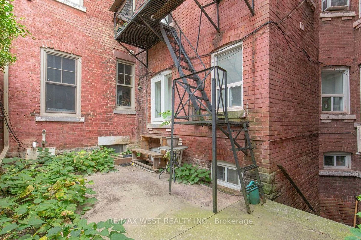 90, Oxford, Kensington-Chinatown, Toronto