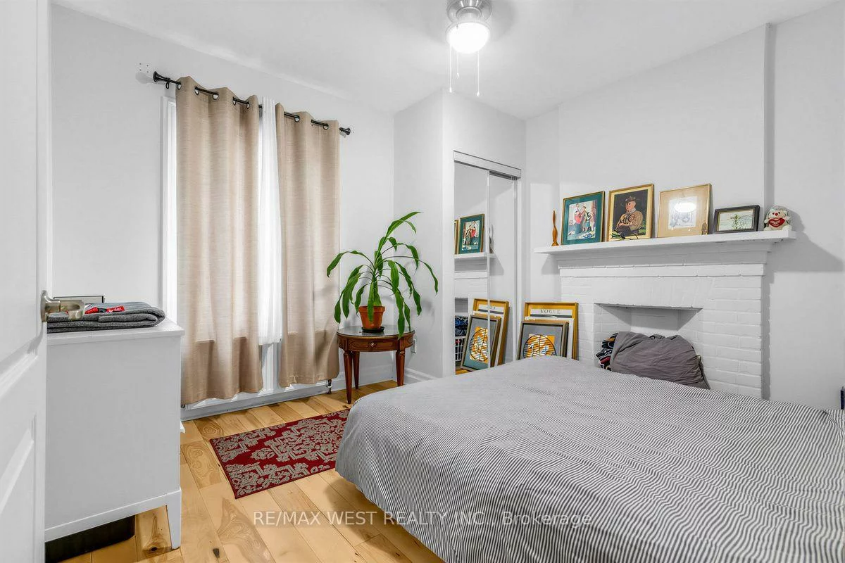90, Oxford, Kensington-Chinatown, Toronto