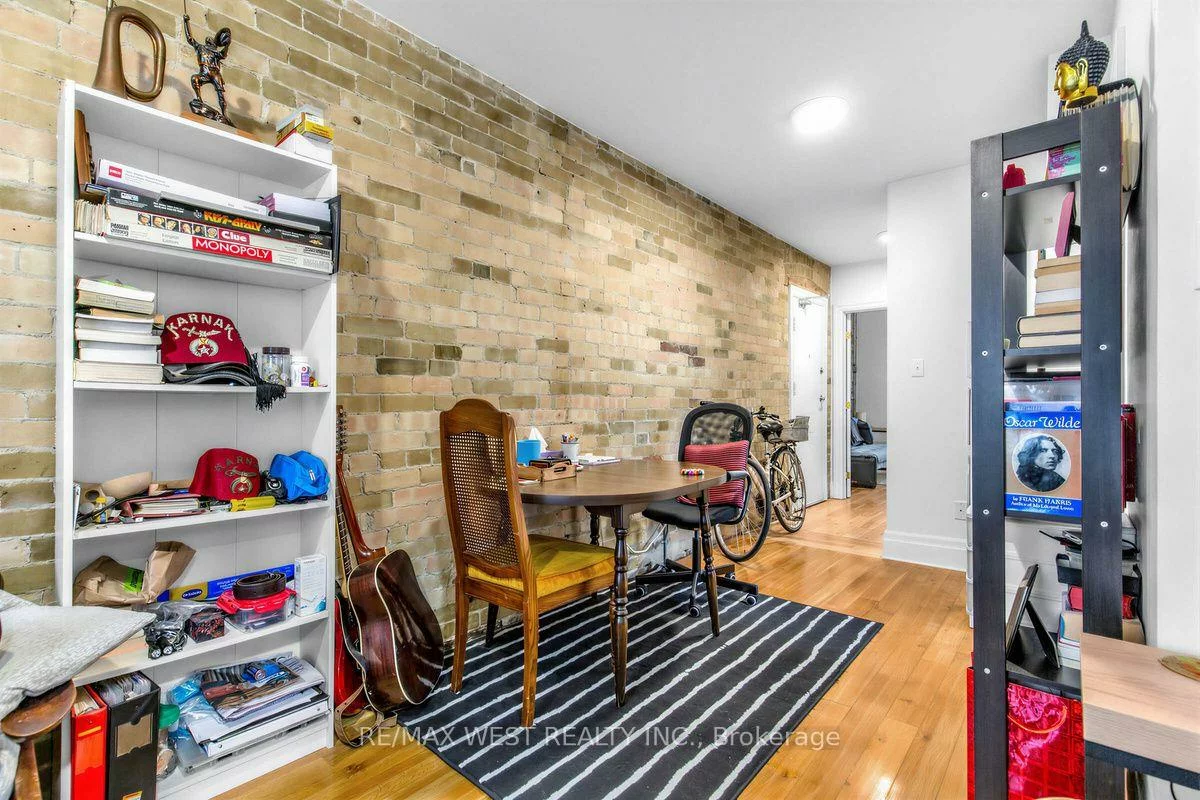 90, Oxford, Kensington-Chinatown, Toronto
