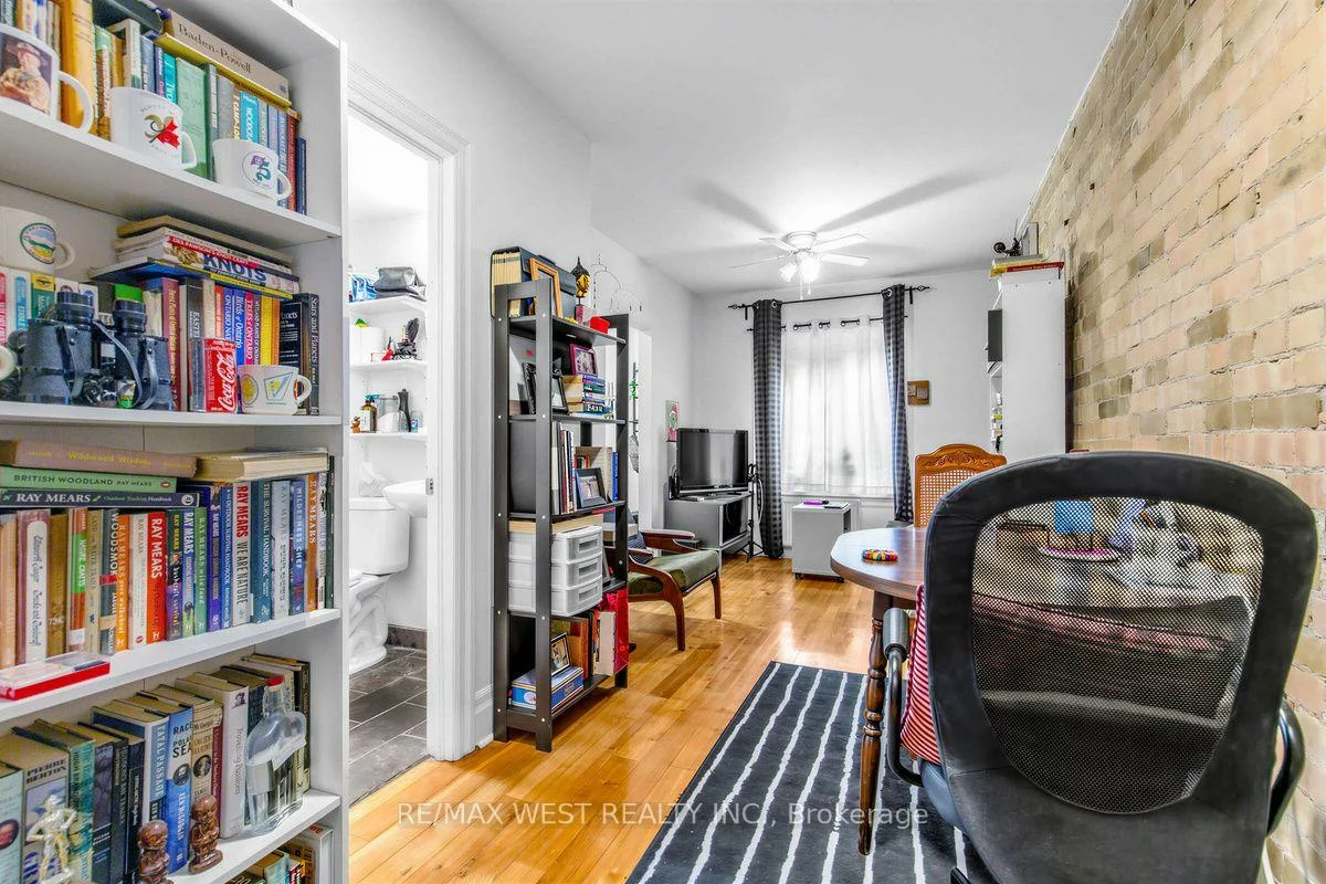 90, Oxford, Kensington-Chinatown, Toronto