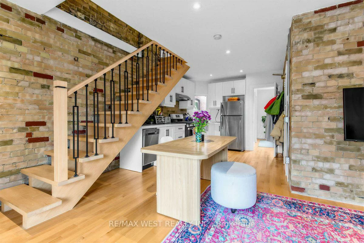 90, Oxford, Kensington-Chinatown, Toronto