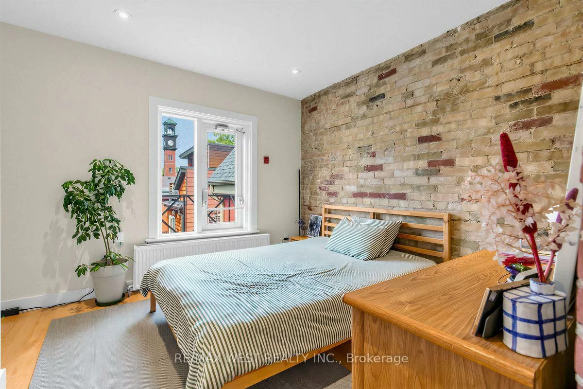 90, Oxford, Kensington-Chinatown, Toronto