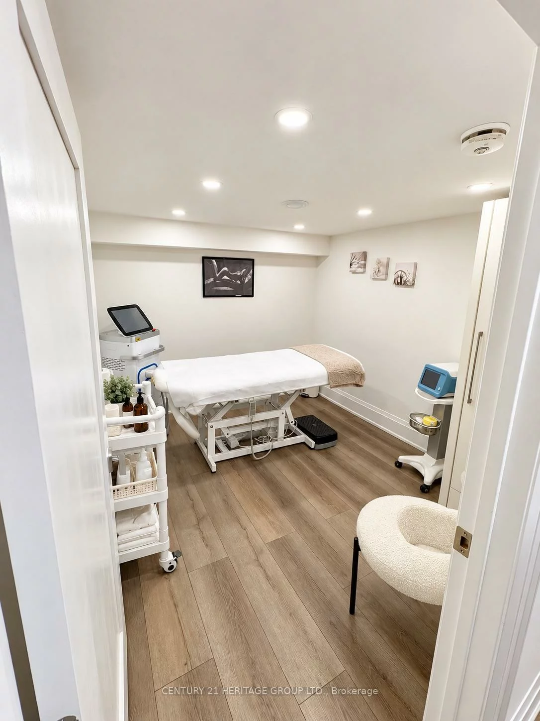 1618, Bayview, Leaside, Toronto