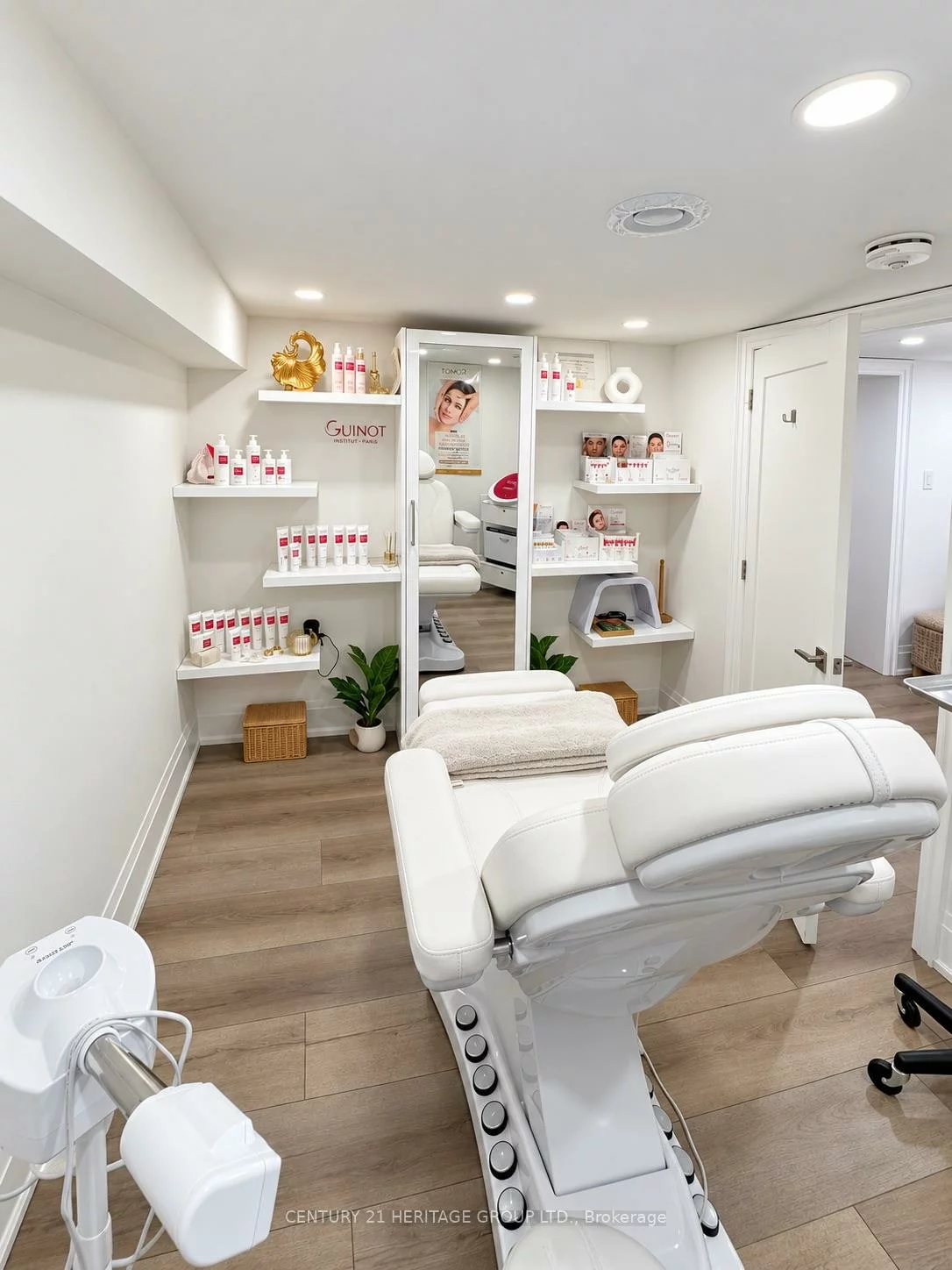 1618, Bayview, Leaside, Toronto