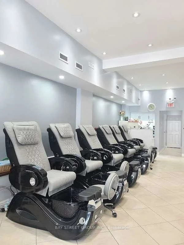 1-1048, Eglinton, Forest Hill North, Toronto
