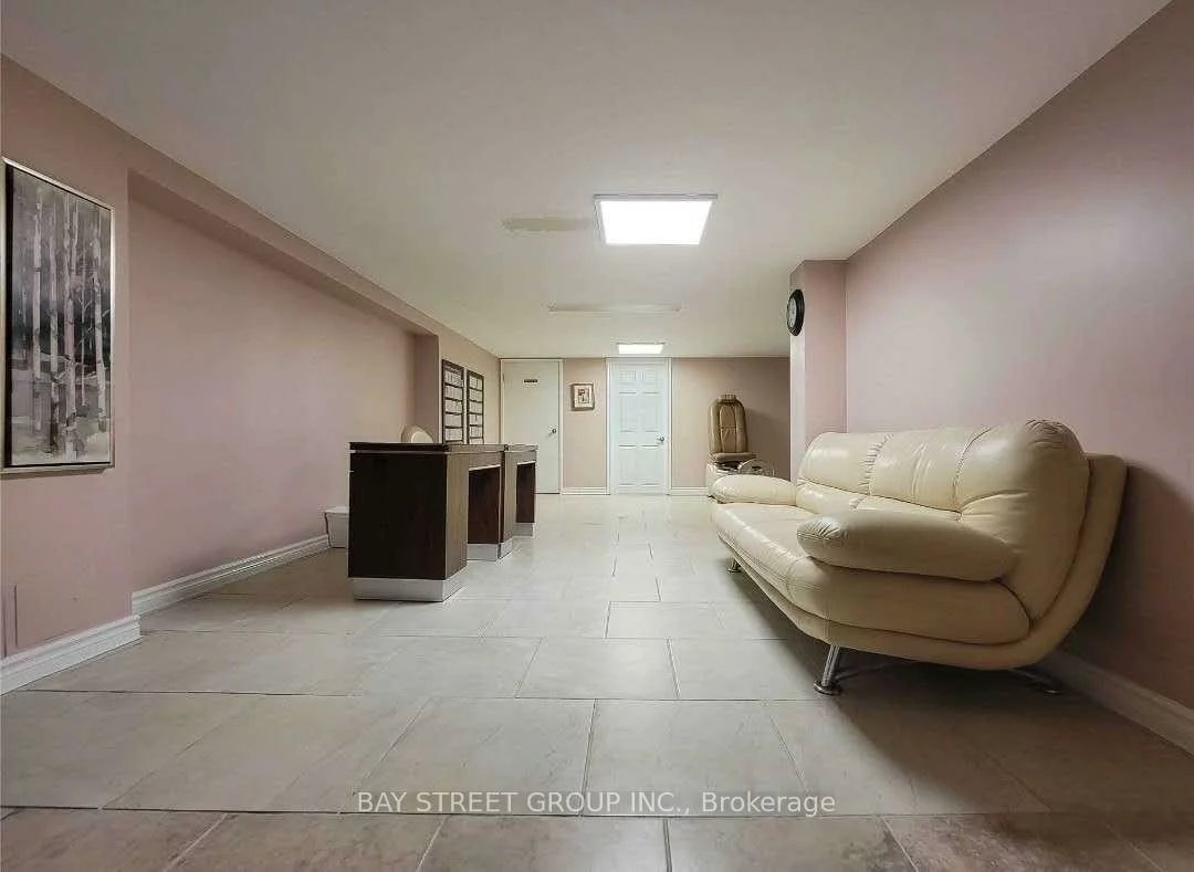 1-1048, Eglinton, Forest Hill North, Toronto