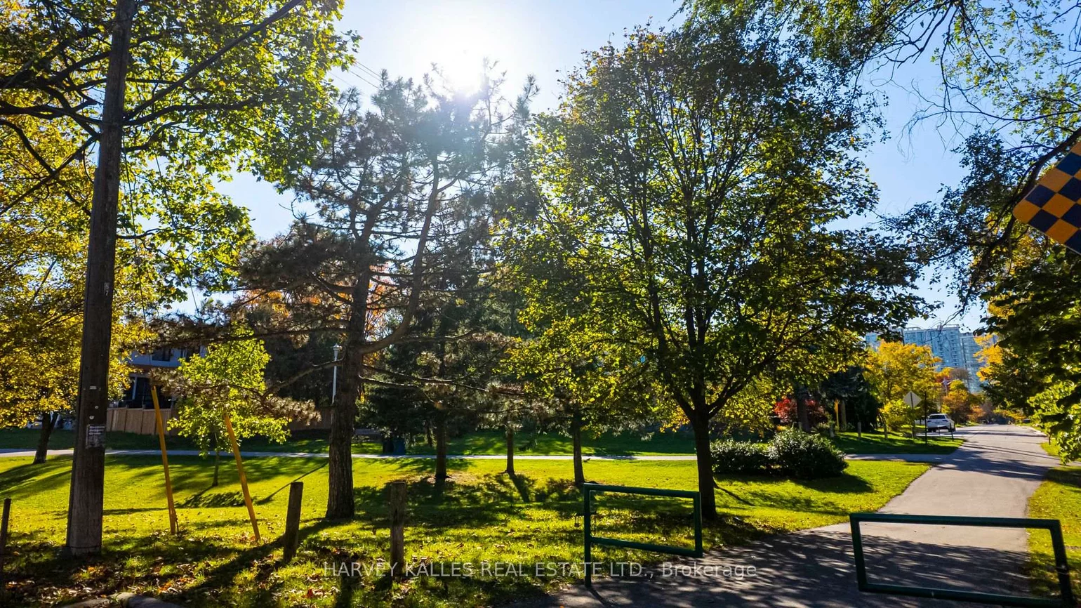 137, Sheppard, Willowdale East, Toronto