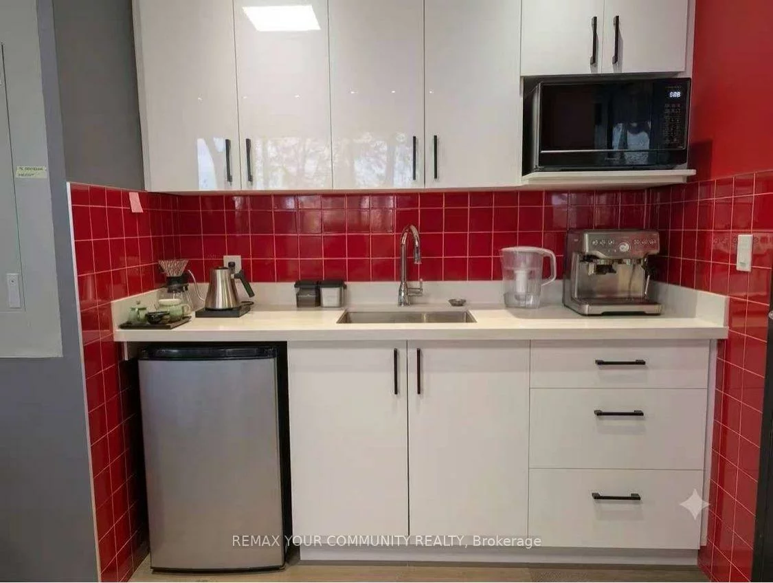 205, PLACER, Hillcrest Village, Toronto