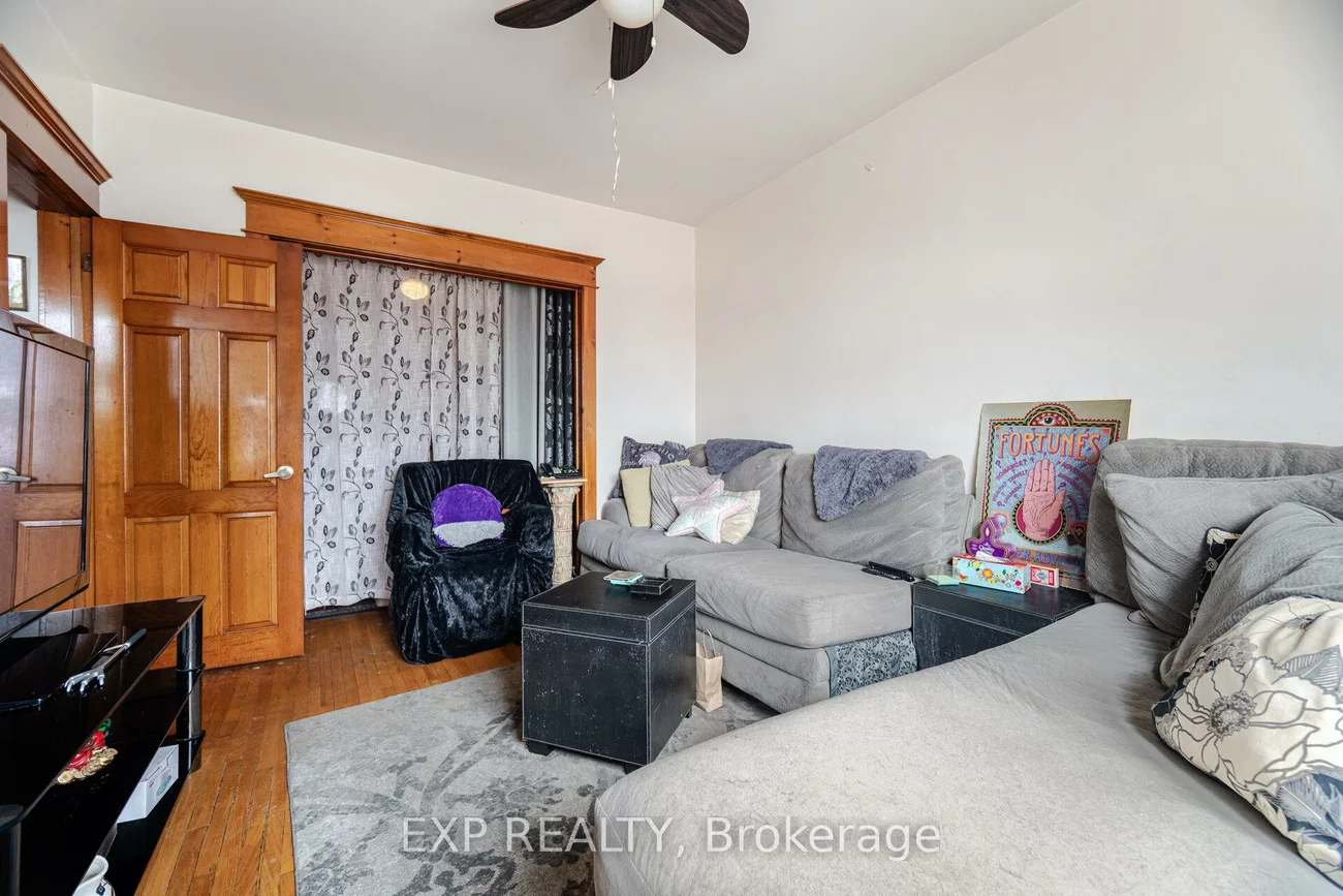 1359, Danforth, Greenwood-Coxwell, Toronto