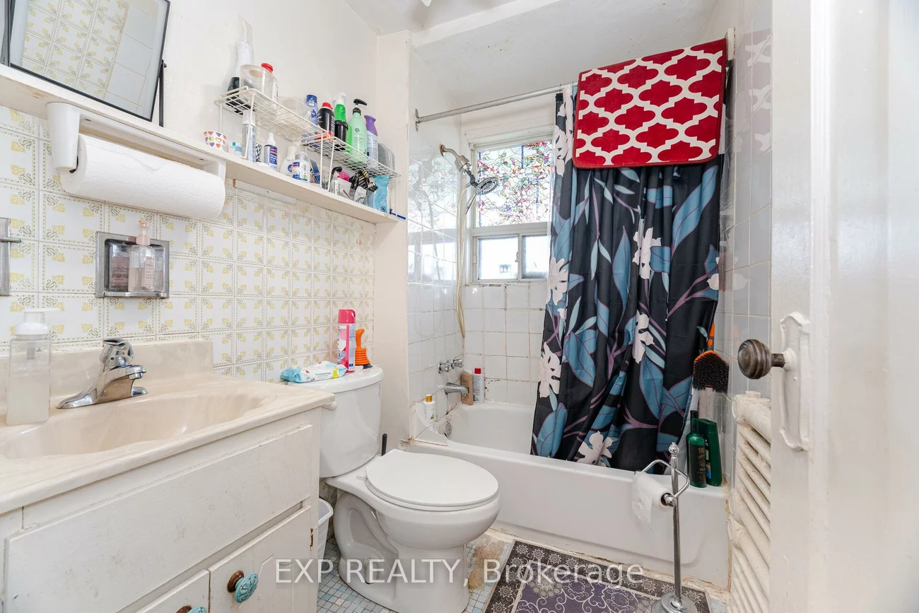 1359, Danforth, Greenwood-Coxwell, Toronto
