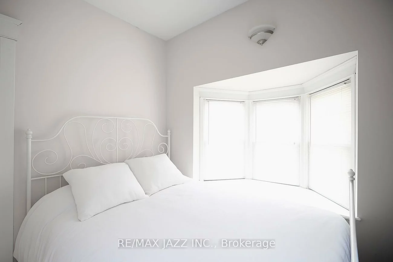 118, Eastwood, Woodbine Corridor, Toronto