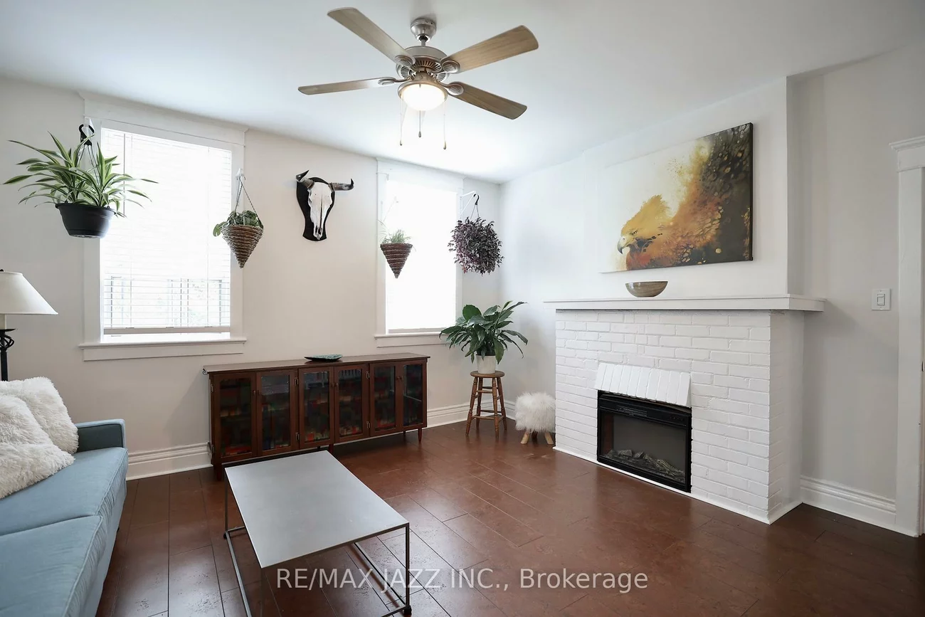 118, Eastwood, Woodbine Corridor, Toronto