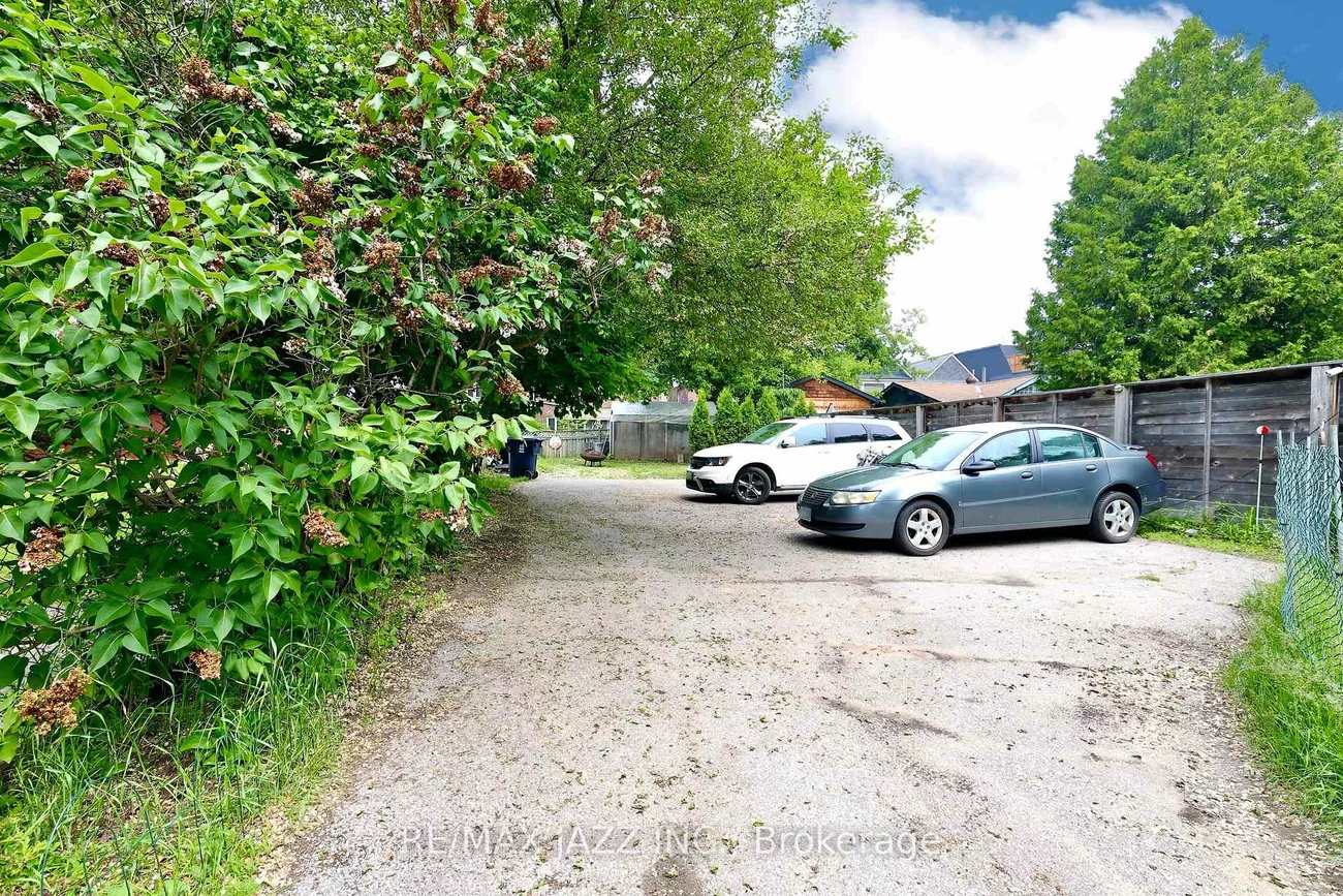 118, Eastwood, Woodbine Corridor, Toronto