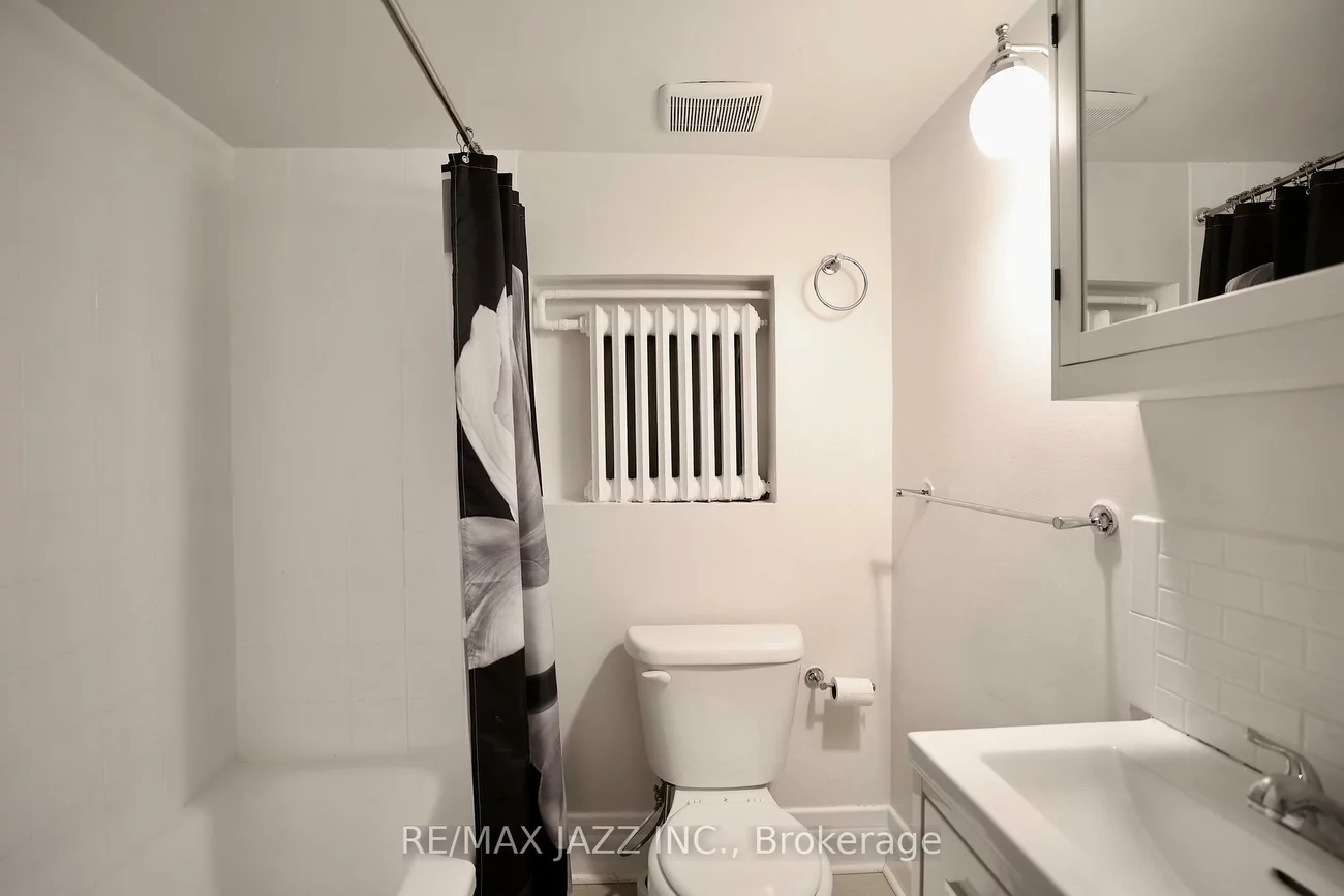 118, Eastwood, Woodbine Corridor, Toronto