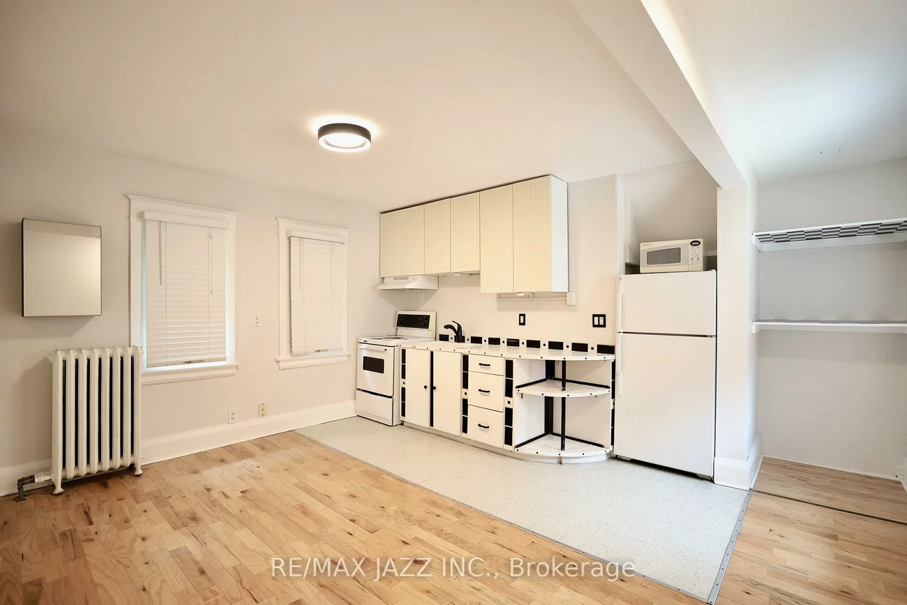 118, Eastwood, Woodbine Corridor, Toronto