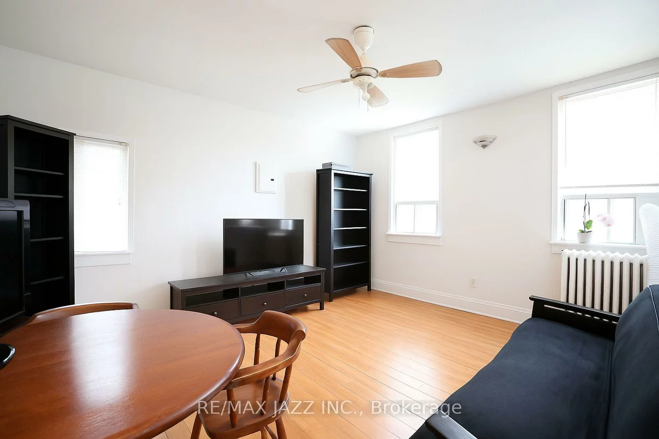 118, Eastwood, Woodbine Corridor, Toronto