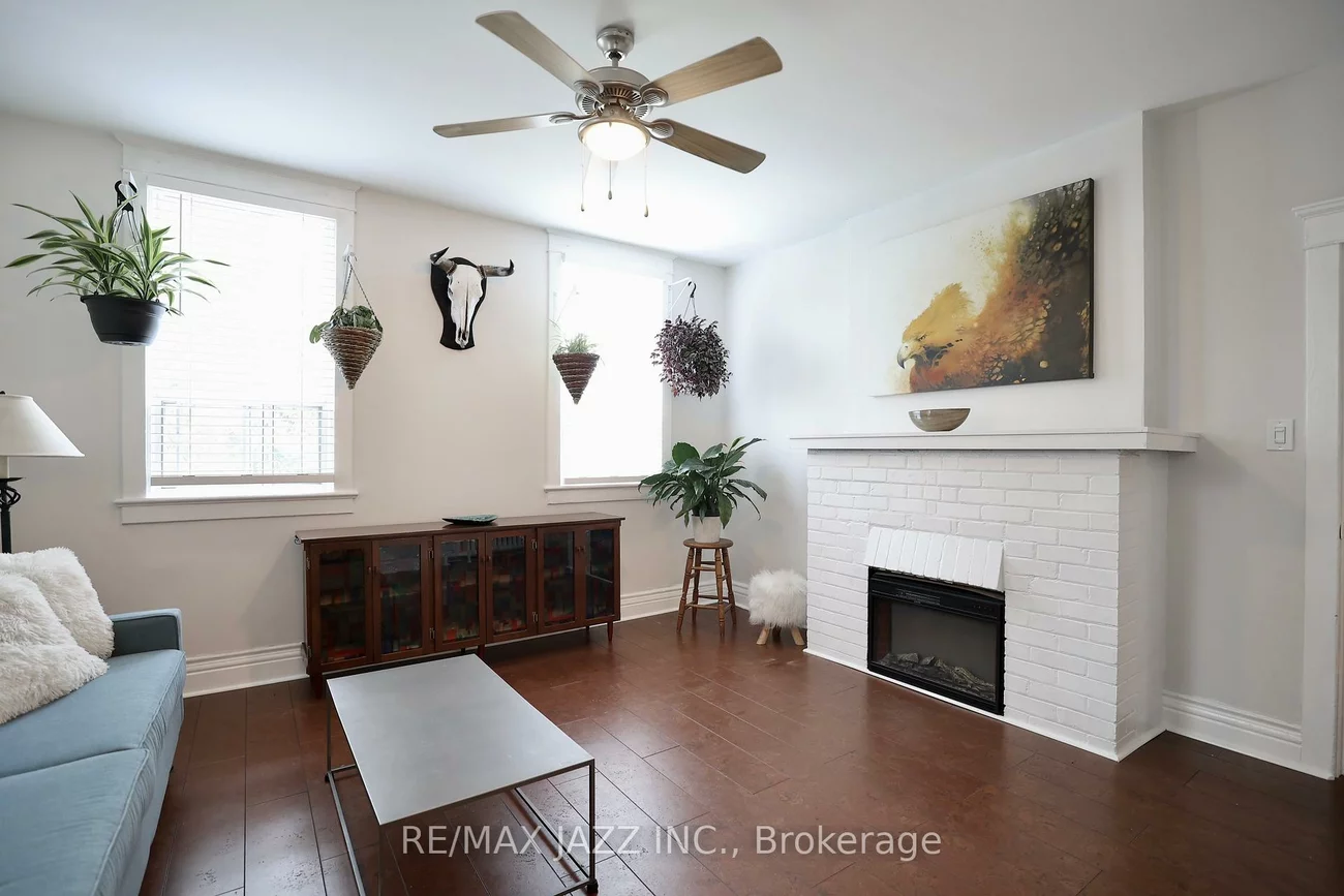 118, Eastwood, Woodbine Corridor, Toronto