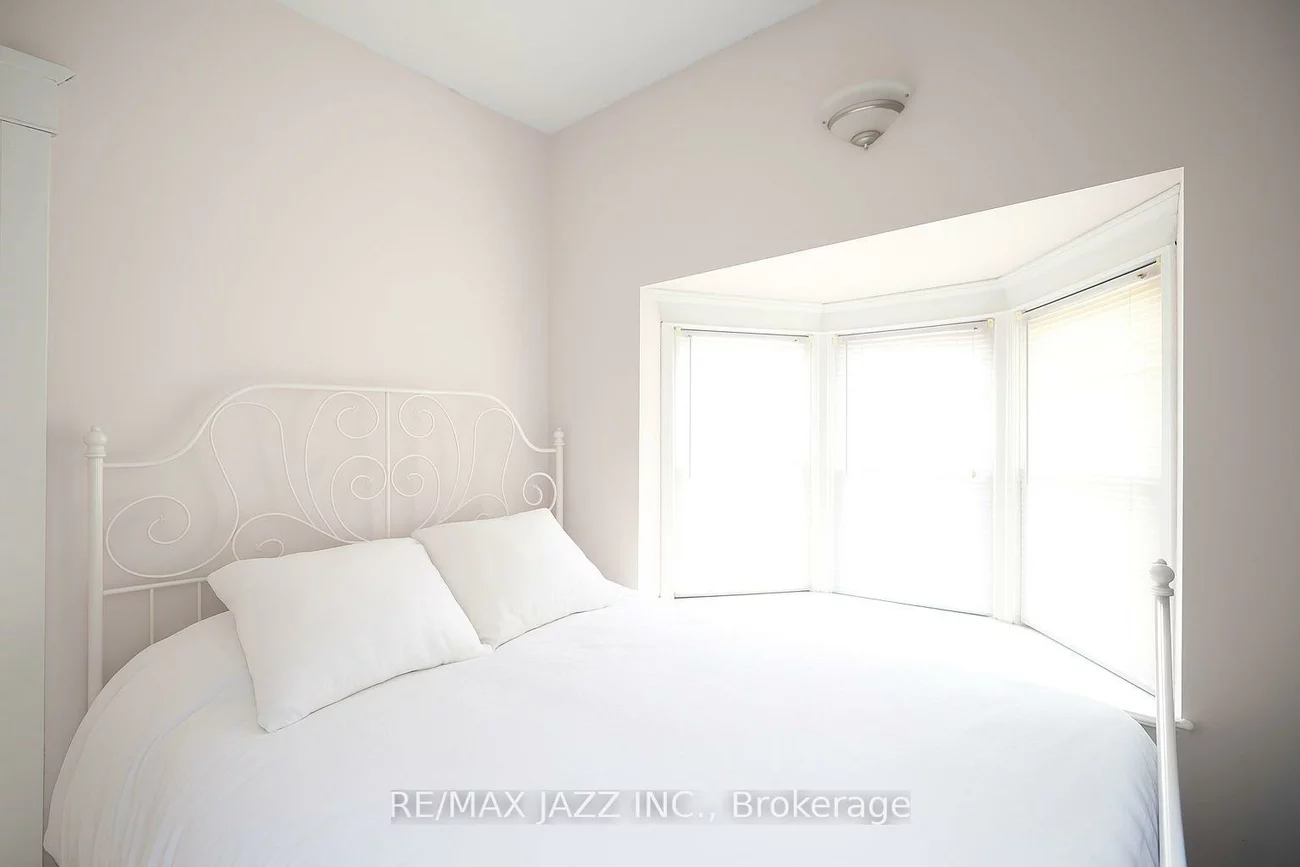 118, Eastwood, Woodbine Corridor, Toronto