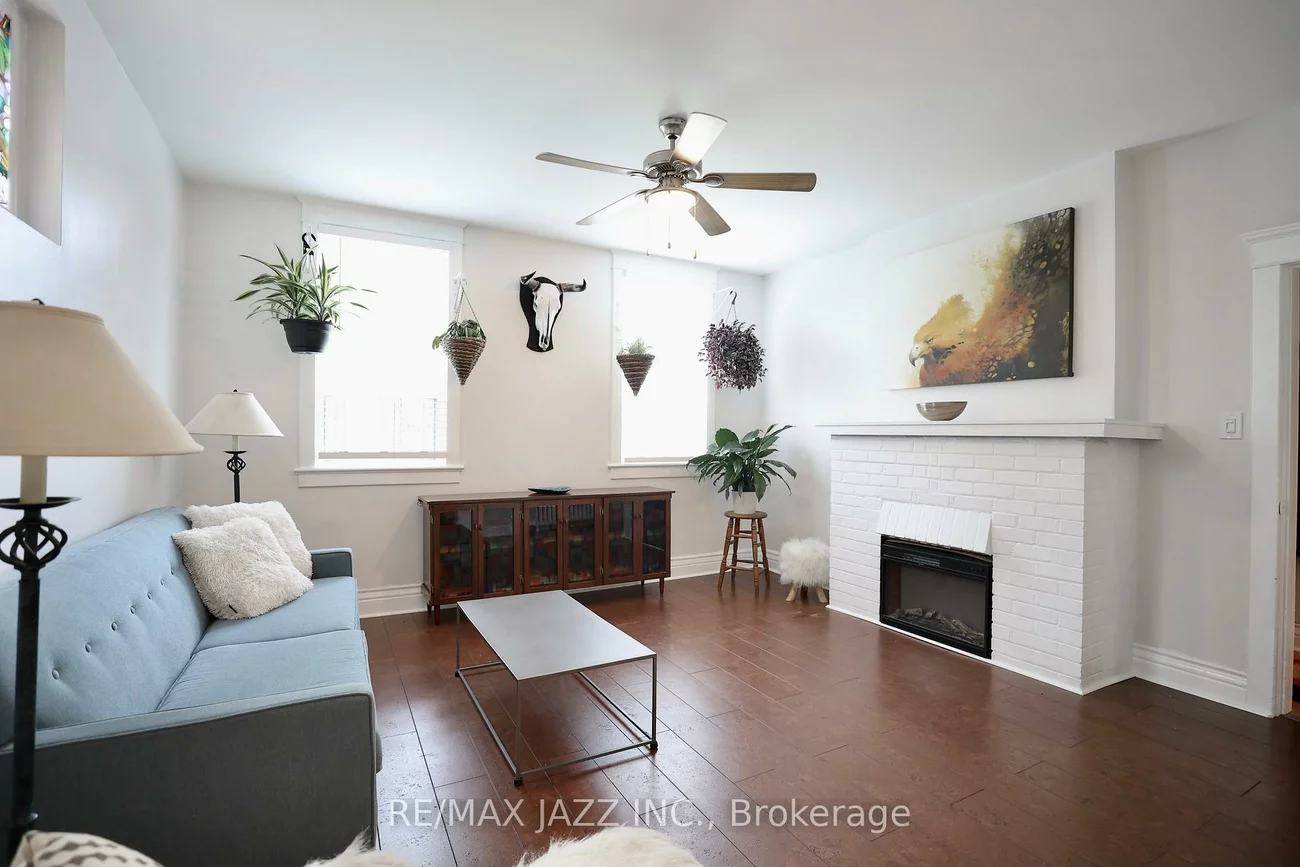 118, Eastwood, Woodbine Corridor, Toronto