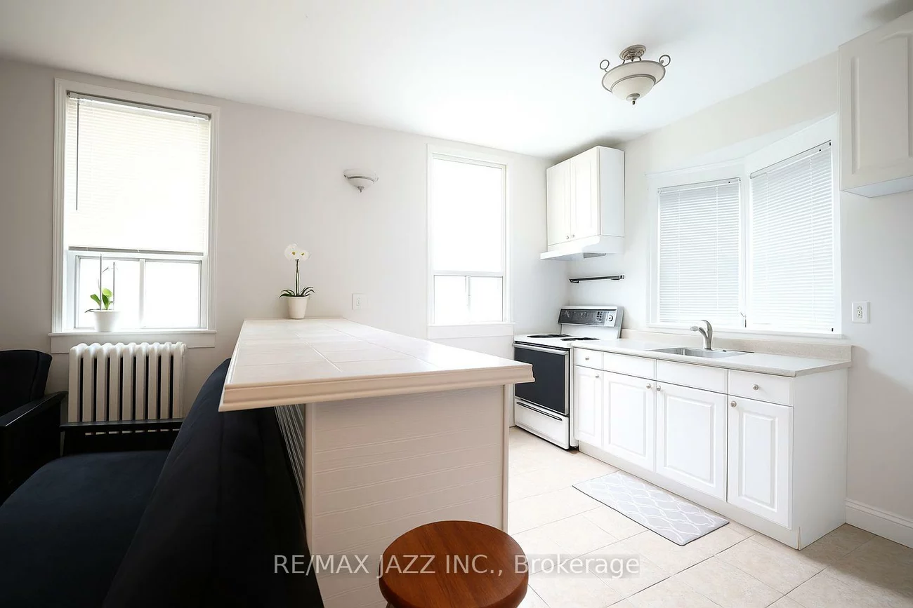 118, Eastwood, Woodbine Corridor, Toronto