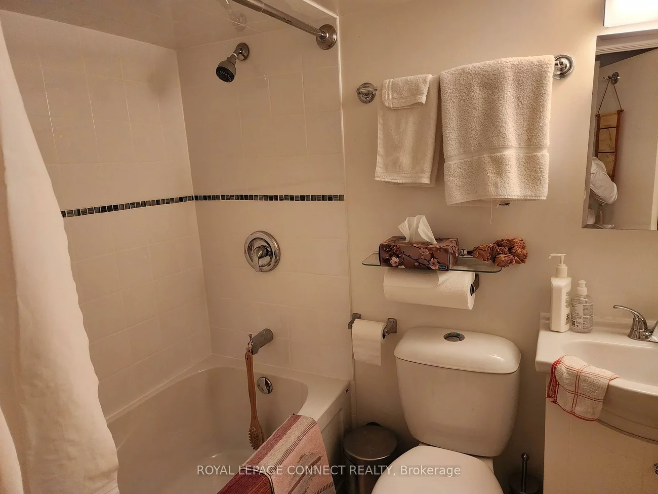 1107, Queen, South Riverdale, Toronto
